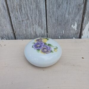 Vtg Lillian Vernon Porcelain Collector’s Box White Pansies‎ Cottagecore Trinket